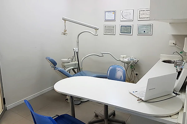 Consultório com equipamento de escaneamento digital ao lado da cadeira