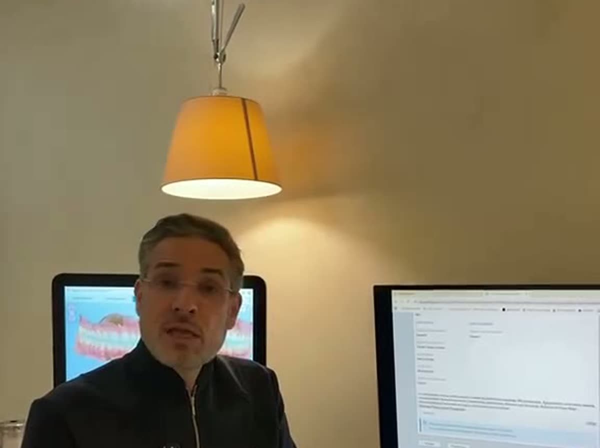 Dr. Rodrigo Almada em atendimento no consultório