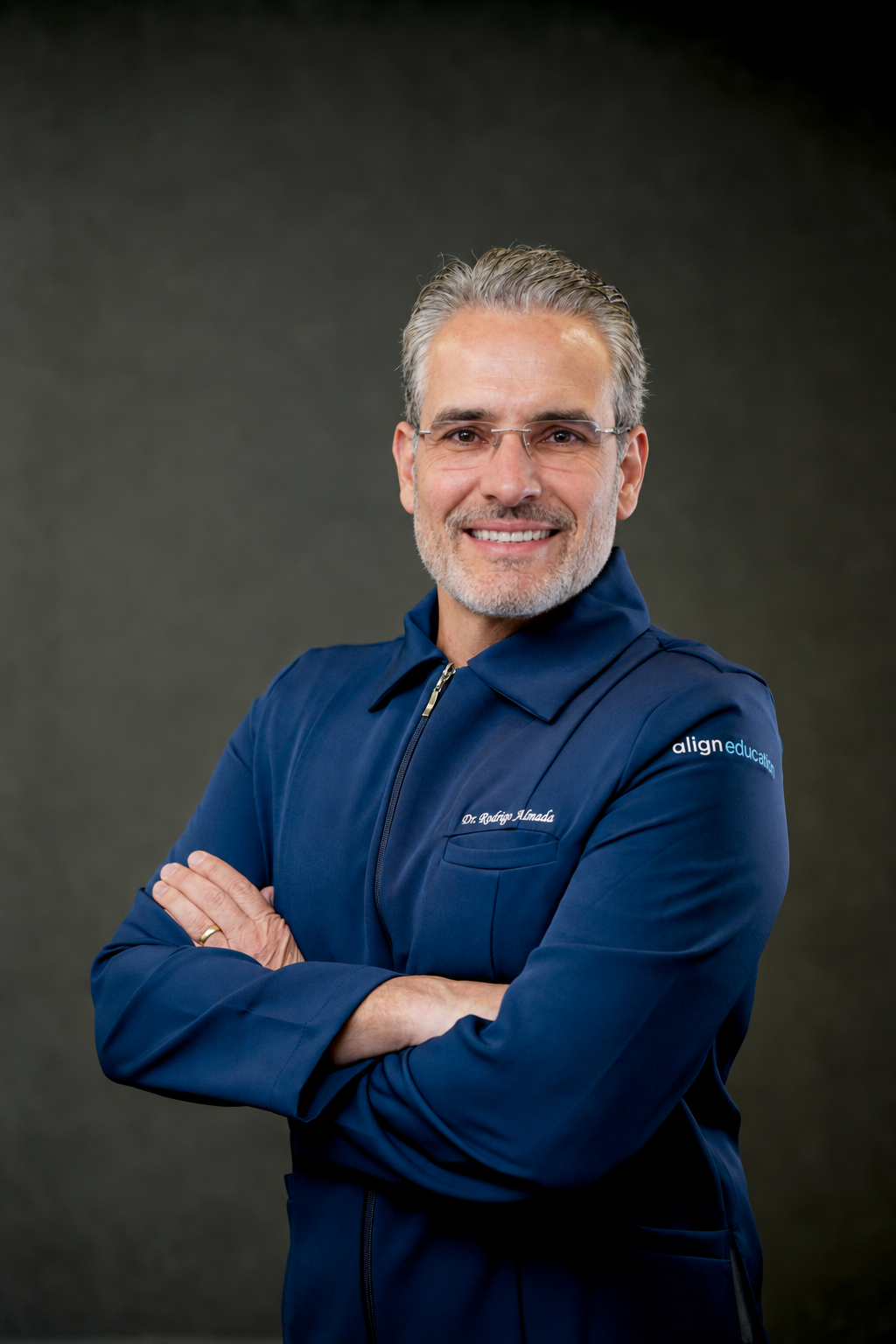 Dr. Rodrigo Almada, Top Invisalign Doctor, em retrato de estúdio